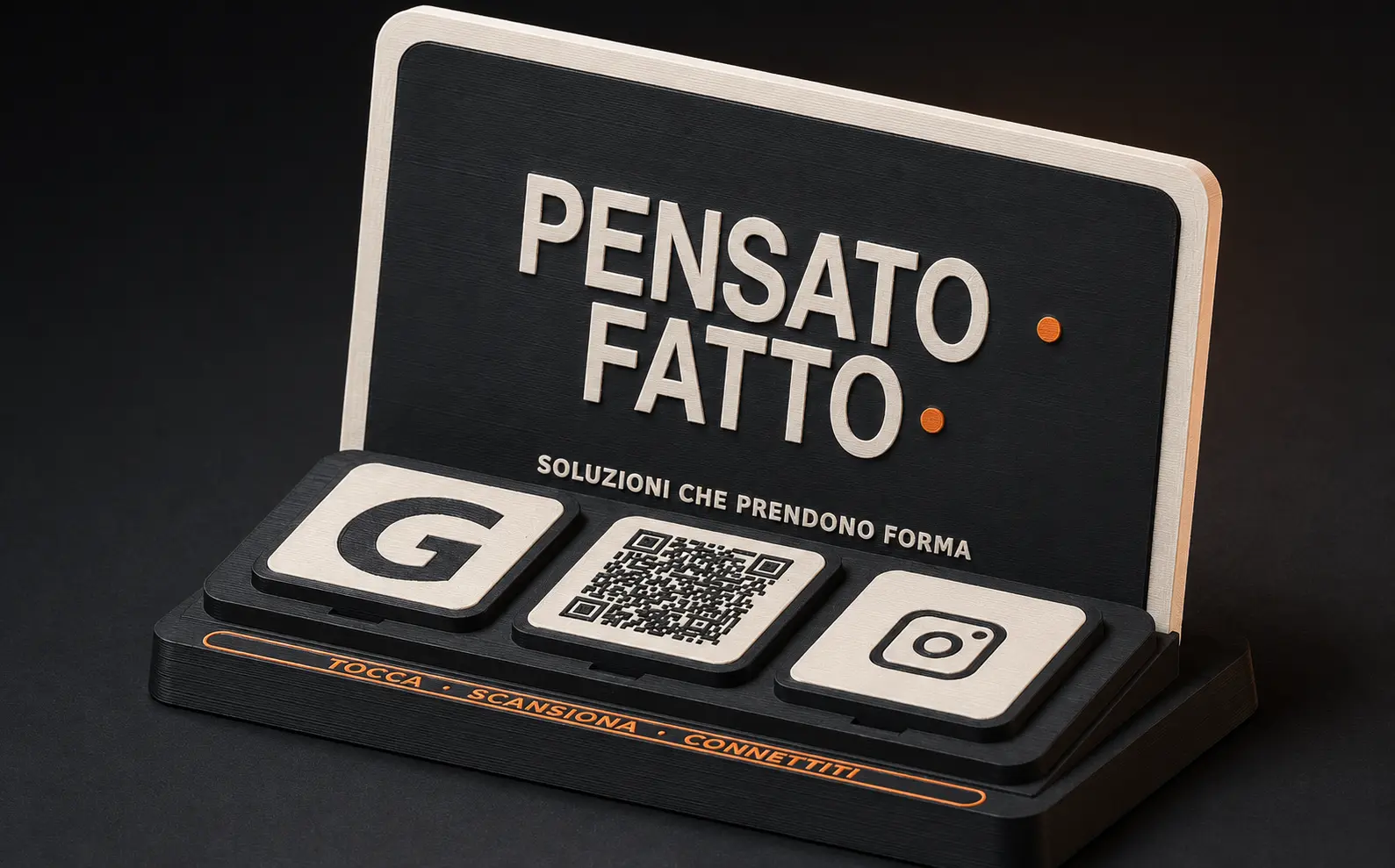 Render fotorealistico dello Stand Connect Pensato. Fatto. in grafite, avorio e arancione